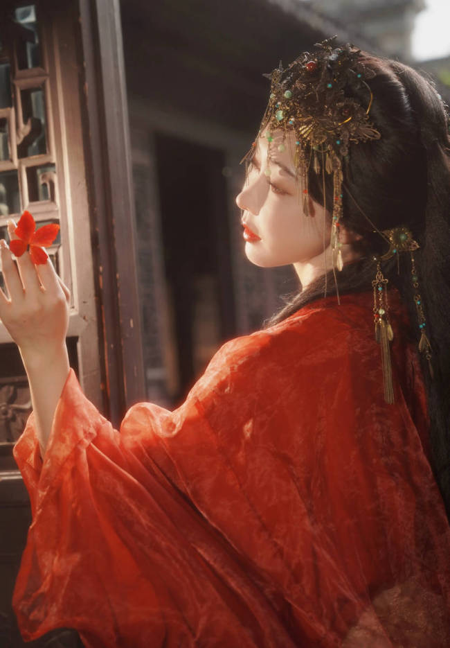 宣璐穿红衣宛如神女降临 逆光回眸眼神充满破碎感
