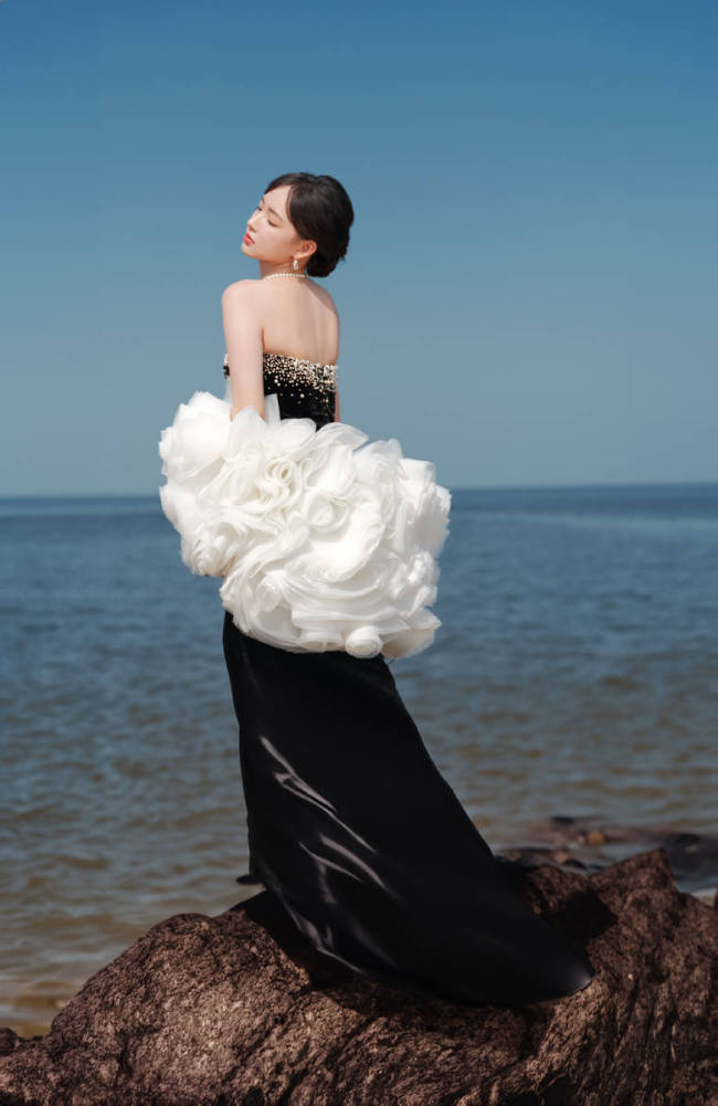 程潇抹胸裙海边回眸 性感慵懒宛如盛开的黑色玫瑰