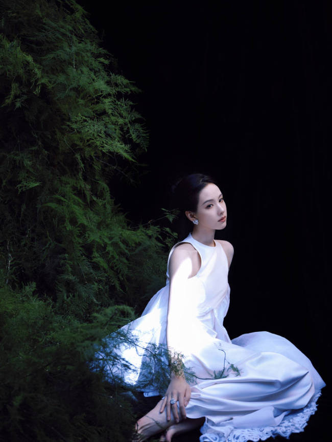 陈都灵穿白色长裙清纯灵动 表情懵懂宛如林间小鹿