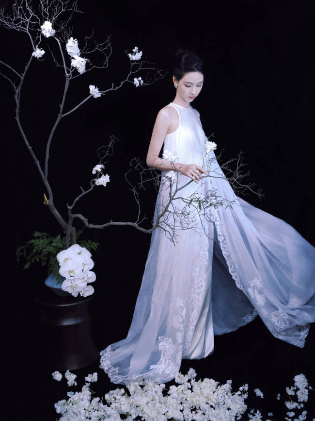 陈都灵穿白色长裙清纯灵动 表情懵懂宛如林间小鹿