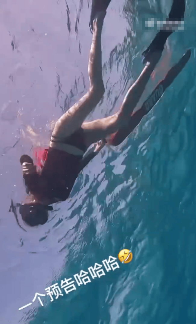 关晓彤INS更新比基尼美照！下海潜水修长美腿吸睛