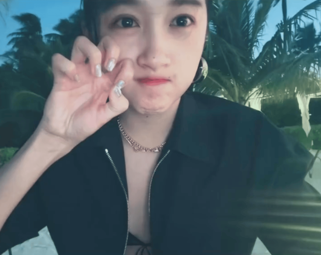 关晓彤INS更新比基尼美照！下海潜水修长美腿吸睛