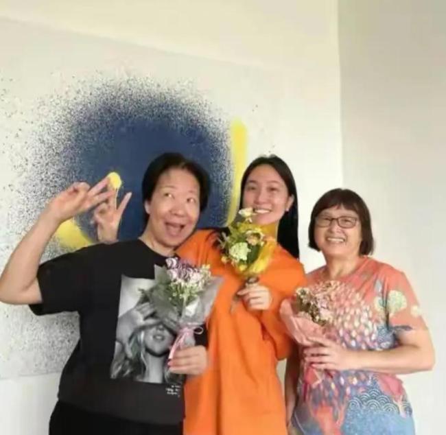 楊祐寧官宣三胎出生，寶寶正面照曝光好可愛(ài)，大手拉小手幸福滿溢 家庭成員再添新丁