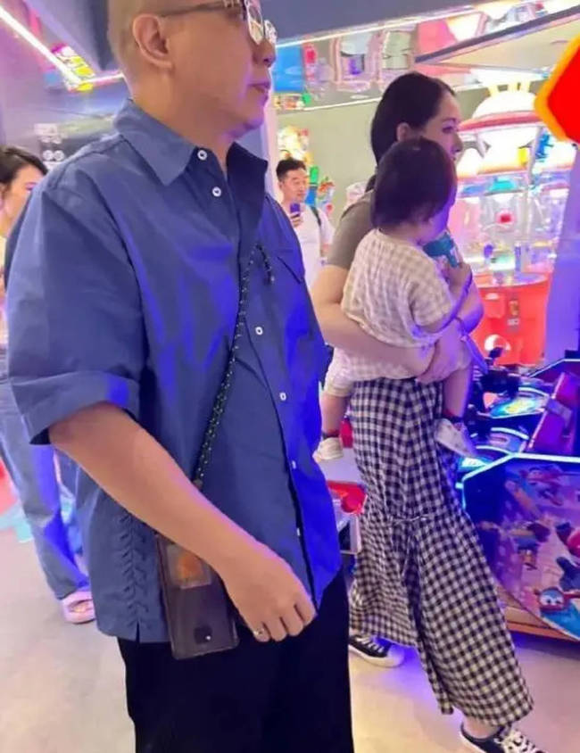 郭碧婷现身电玩城玩游戏 皮肤皑皑气质轻佻