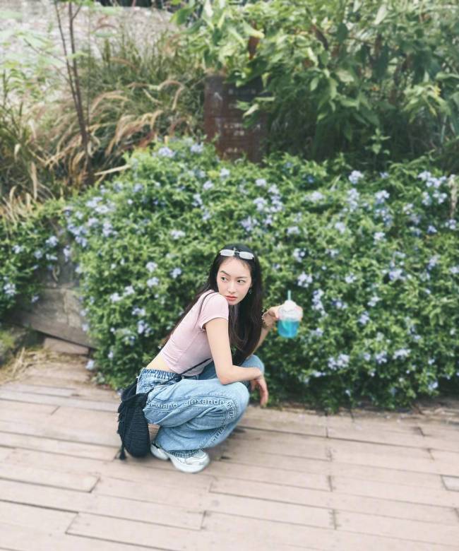 宋茜穿粉色短袖清新靓丽 拿着冰淇淋表情好俏皮