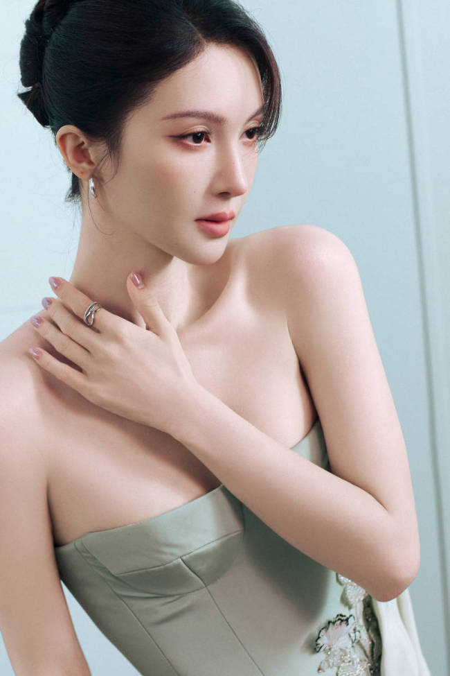 金晨穿浅绿色抹胸搭配盘发造型 身材纤细气质温婉