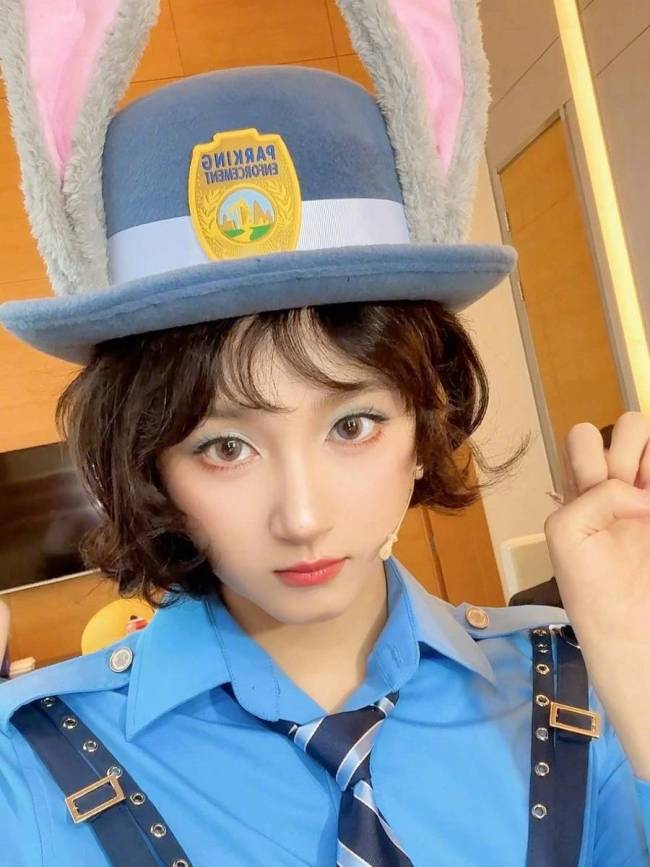 关晓彤cos兔子警官朱迪 对镜头甜笑wink俏皮又可爱