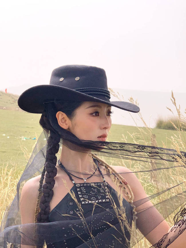 邢菲穿长裙站在草原好自由 化身牛仔女郎又酷又甜