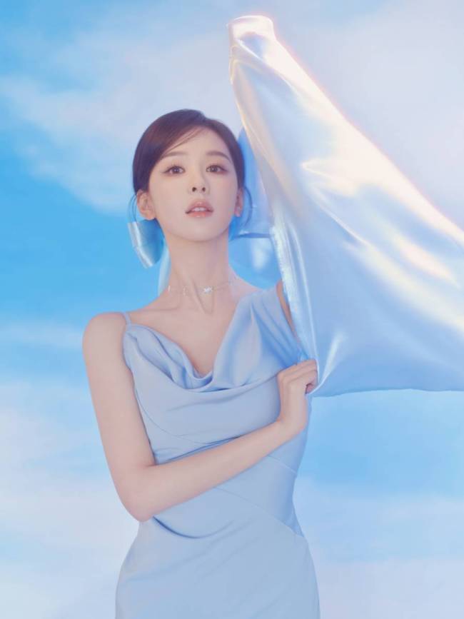 陈都灵穿淡蓝缎面长裙 戴大蝴蝶结发饰姿态娇俏