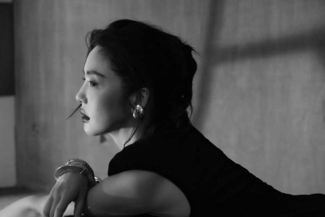 蔡文静穿露背装性感魅惑 涂黑色口红个性十足