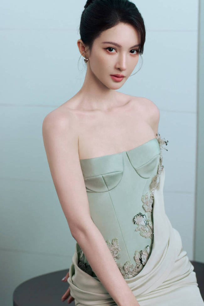 金晨穿浅绿色抹胸搭配盘发造型 身材纤细气质温婉
