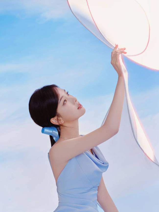 陈都灵穿淡蓝缎面长裙 戴大蝴蝶结发饰姿态娇俏