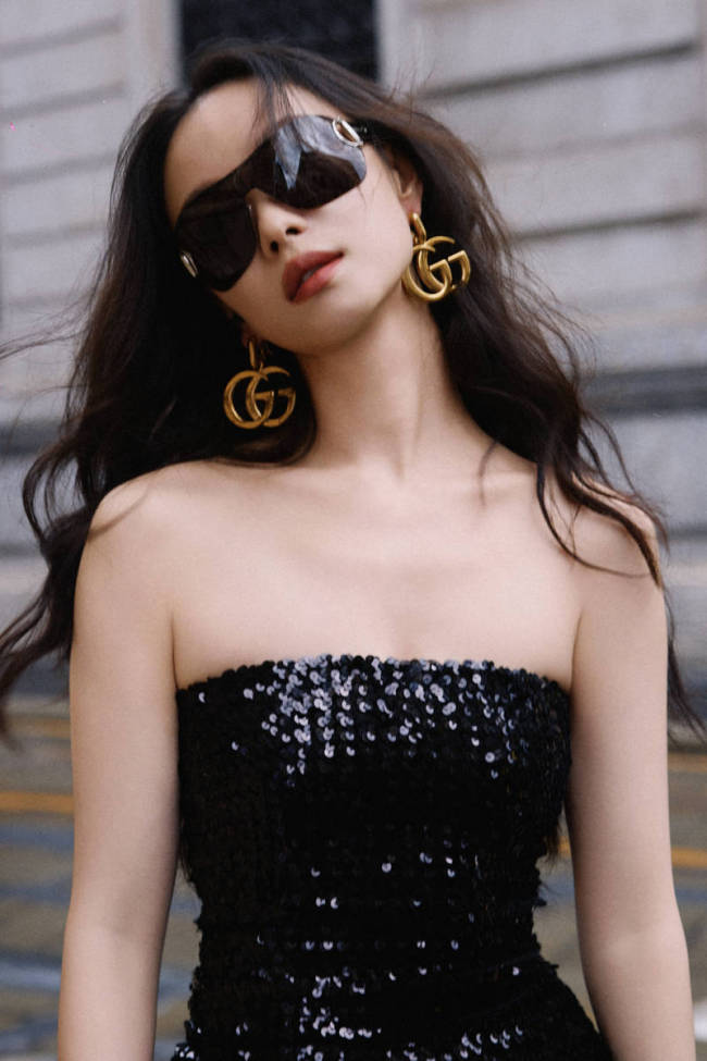 倪妮穿亮片裙出席时装周 搭配渺小羽毛冷艳迷东谈主