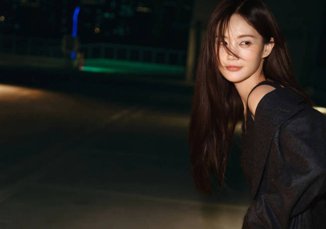 李一桐分享时装周出发美照 抬头浅笑慵懒随性