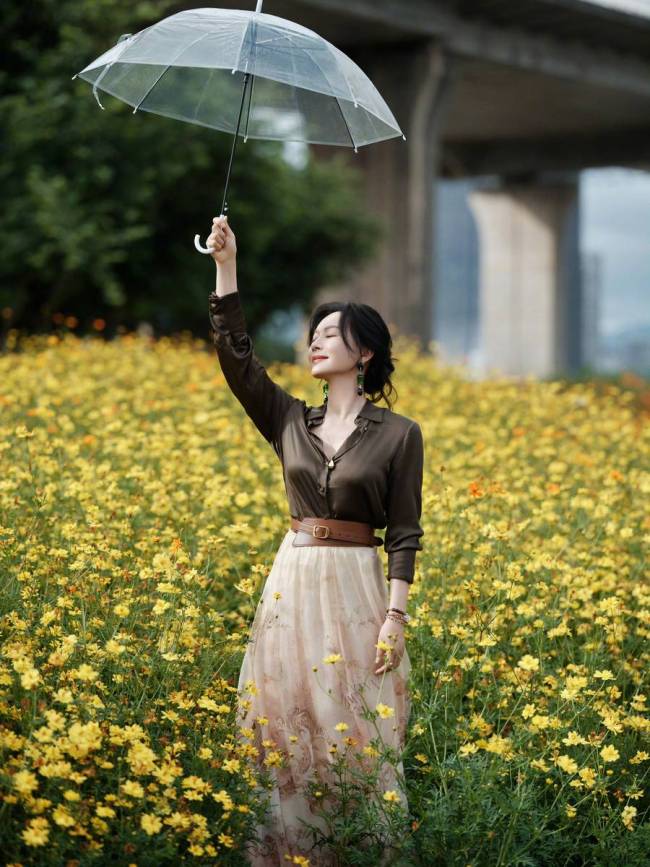 陈数分享秋日田园风美照 置身花海温柔知性