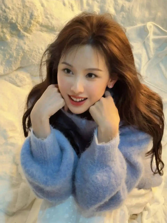陈皆灵穿蓝色毛衣和煦灵动 雪中抬眸尽显可人