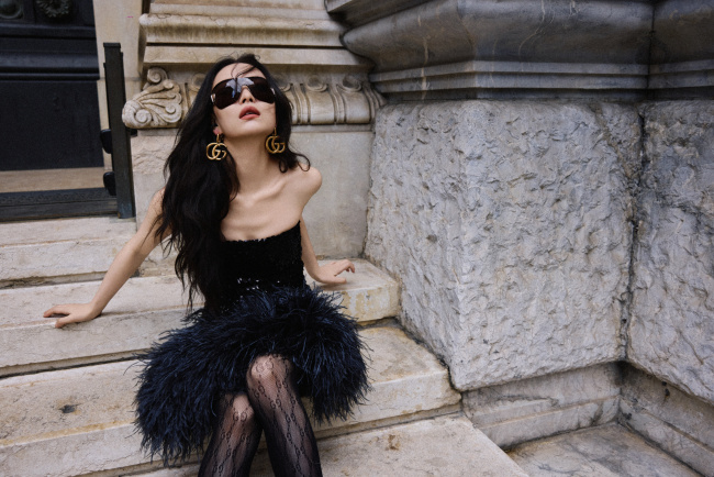 倪妮穿亮片裙出席时装周 搭配渺小羽毛冷艳迷东谈主