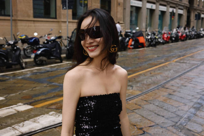 倪妮穿亮片裙出席时装周 搭配渺小羽毛冷艳迷东谈主