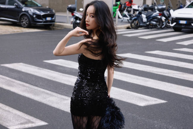 倪妮穿亮片裙出席时装周 搭配渺小羽毛冷艳迷东谈主