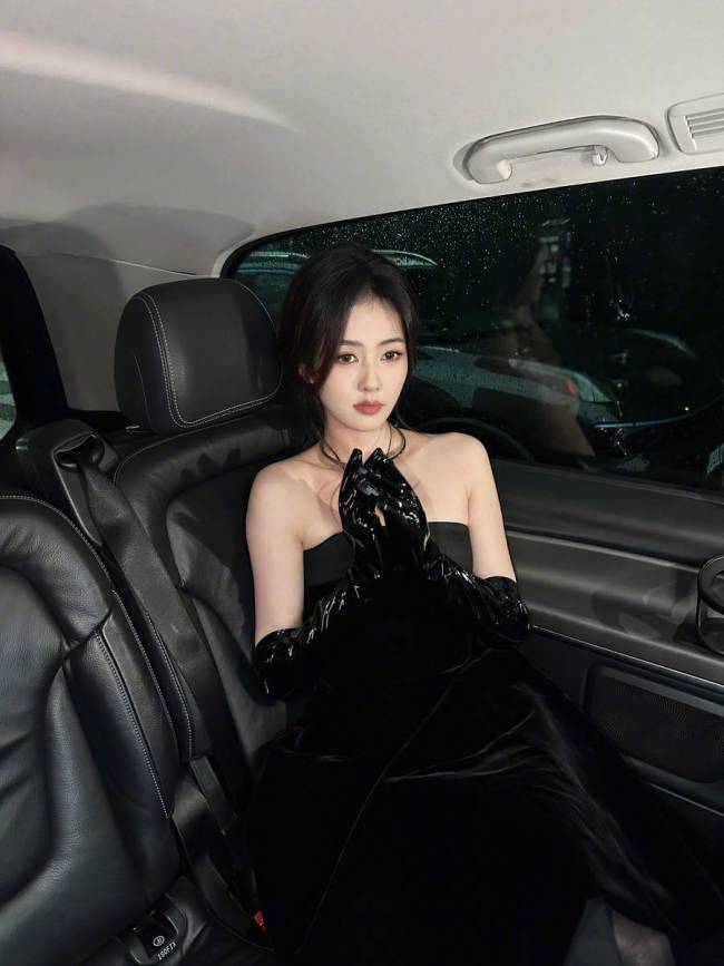 白鹿穿黑色抹胸礼服优雅端庄 车内自拍氛围感十足