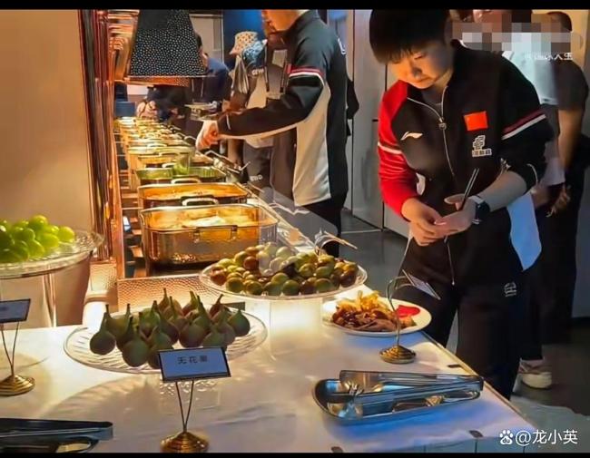 孙颖莎欢迎晚宴上抢烤鸭，两大盘食物拿不停 赛后放松享美食