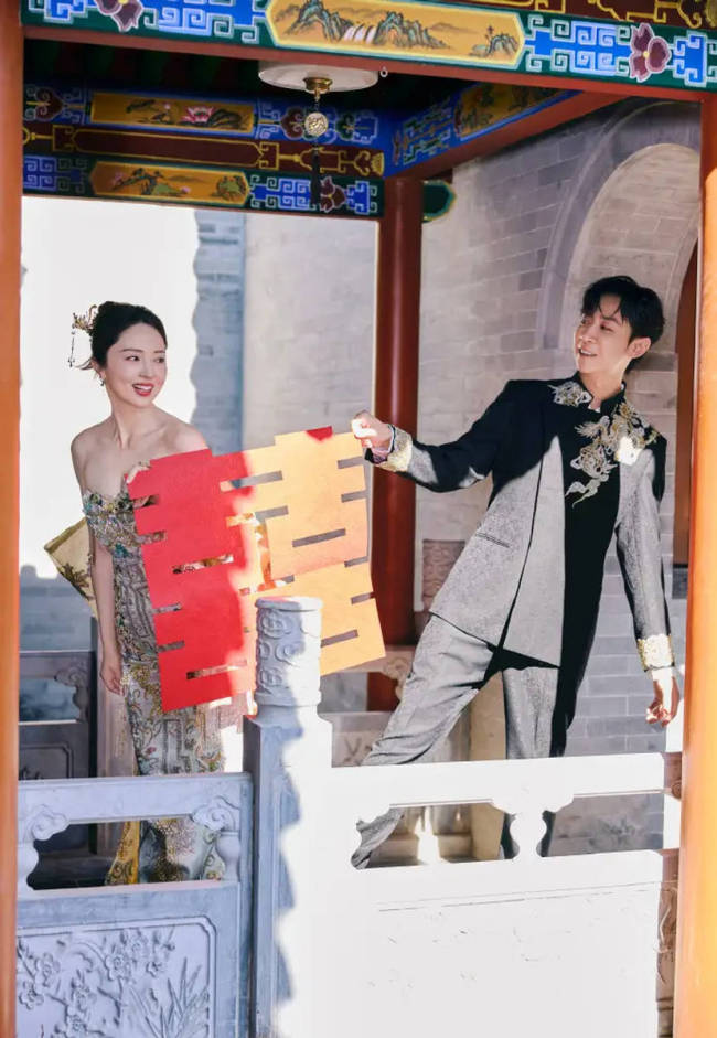 董璇张维伊晒结婚照 二人搂腰对视超甜蜜