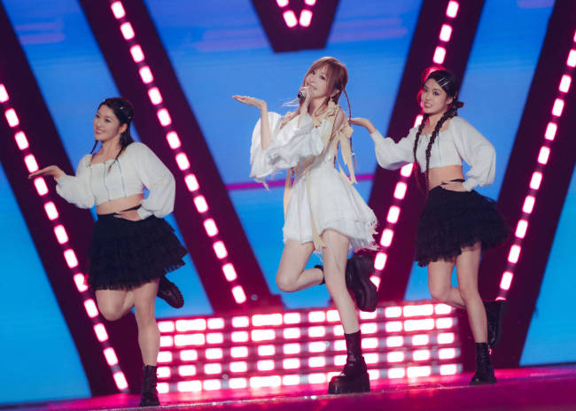 王心凌最新露天舞台照曝光！淋雨唱歌舞蹈元气满满