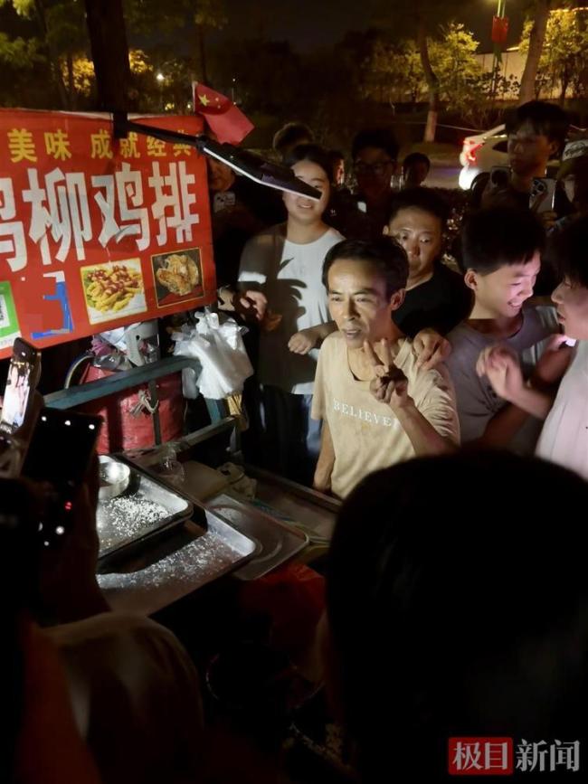 顾客为合影将鸡排哥堵在墙角