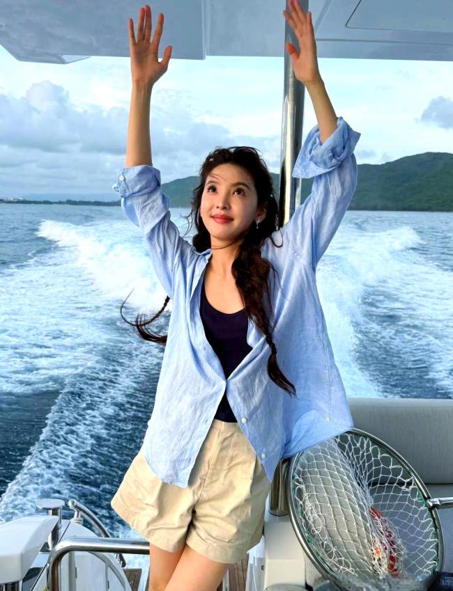 章若楠浴袍游艇合照 松弛感穿搭典范