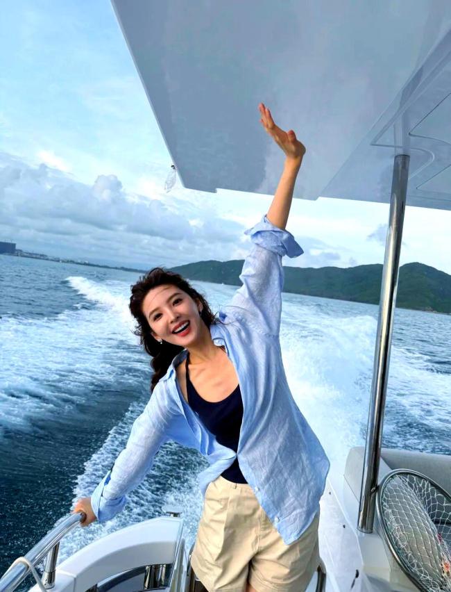 章若楠浴袍游艇合照 松弛感穿搭典范