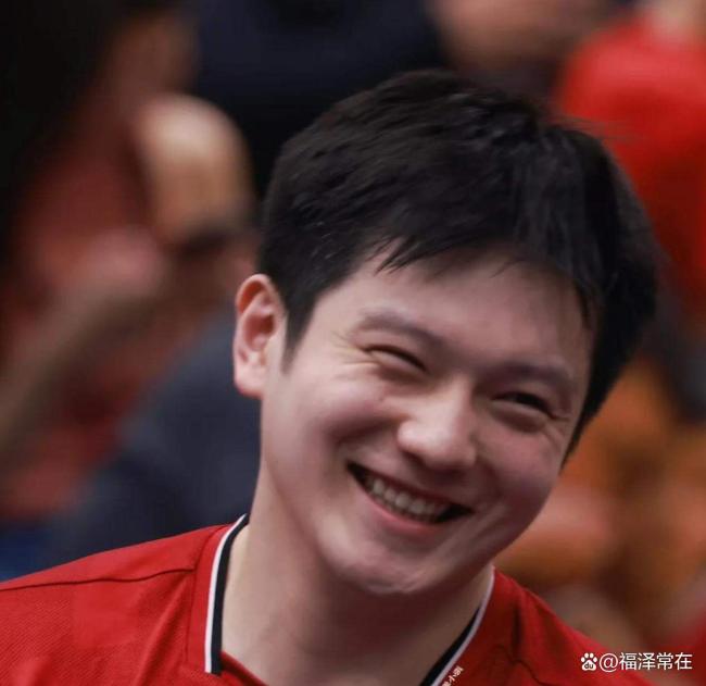 樊振东总是如此暖心 赛后笑容融化全场