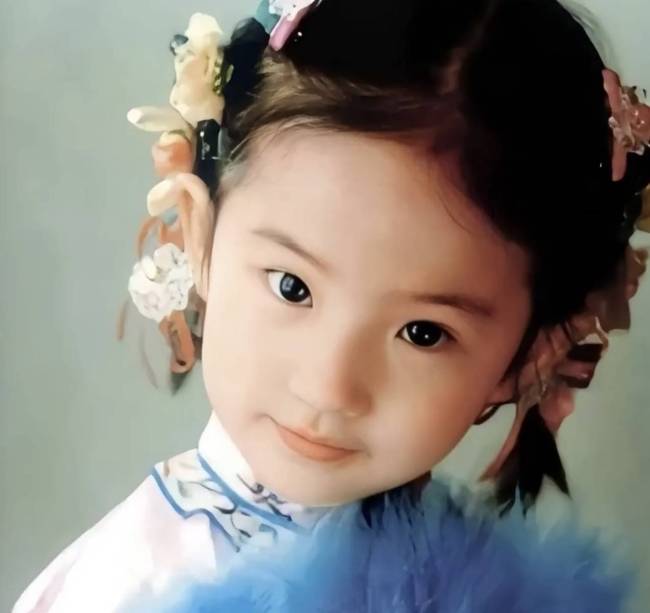 刘亦菲童年照流出 穿粉色公主裙梳麻花辫笑容甜美