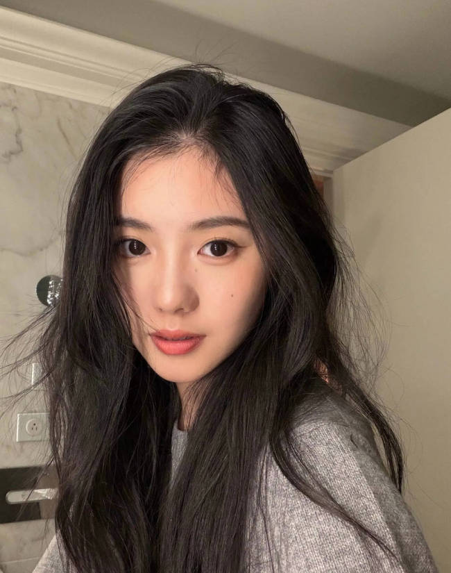 刘浩存穿灰色毛衣眼神温柔 长发披肩氛围感拉满