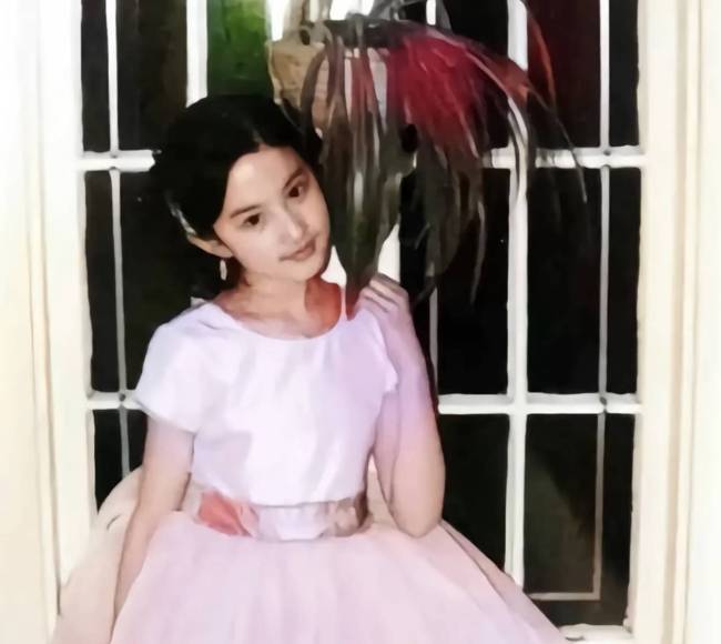 刘亦菲童年照流出 穿粉色公主裙梳麻花辫笑容甜美