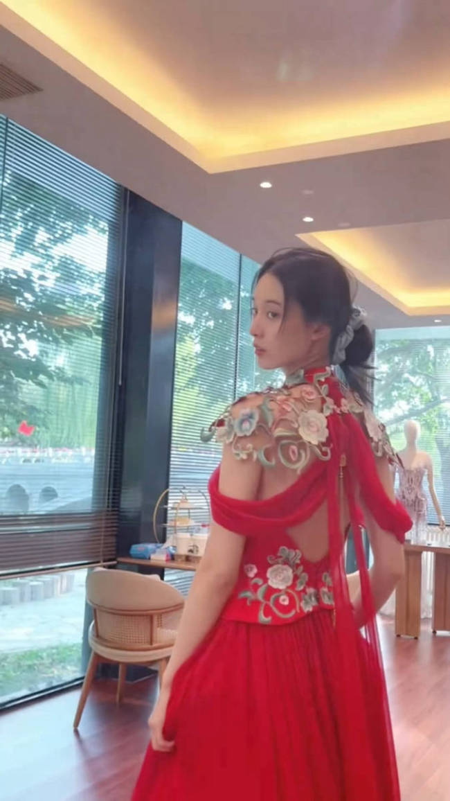 徐艺洋共享试穿婚纱花絮 十二套婚纱尽显优雅奋斗