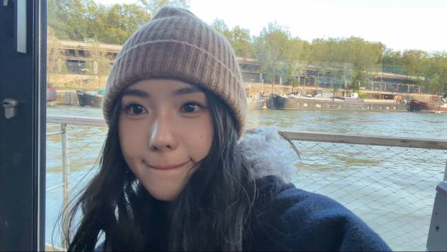 刘浩存穿灰色毛衣眼神温柔 长发披肩氛围感拉满