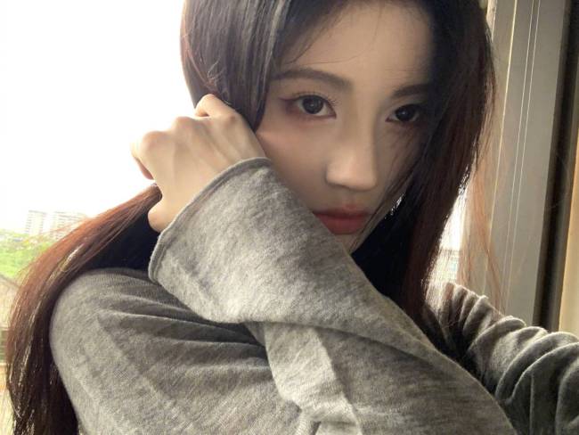 鞠婧祎晒平日随拍清纯温婉 回眸含笑仙女感悉数