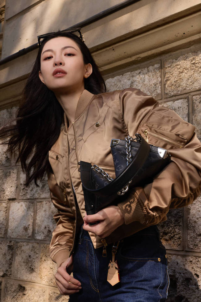 钟楚曦街头美图释出 美拉德风简约穿搭明媚又高级