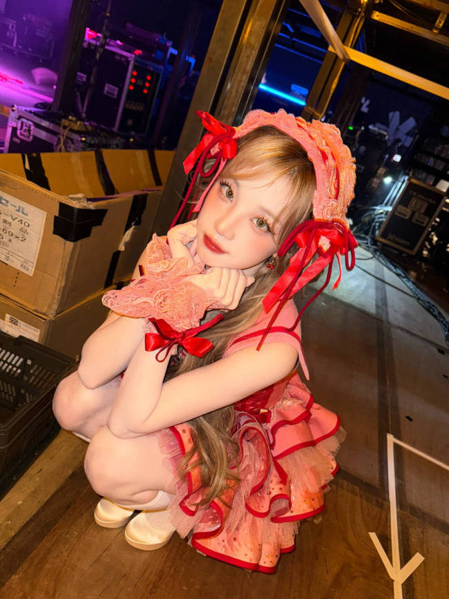 宋雨琦穿红色短裙神采娇憨灵动 肌肤皑皑细巧鲜艳