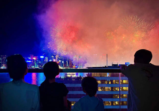 孙莉晒一家外出游玩合照 女儿出境腿长酷似妈妈