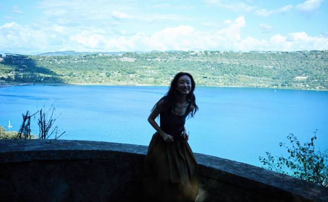 倪妮戴墨镜穿搭简约 在湖边张开双臂活力满满