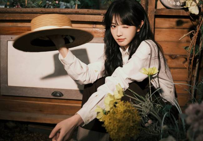 田曦薇共享28岁诞辰照 穿背带裤搭配凉帽灵气统共