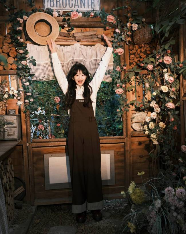 田曦薇共享28岁诞辰照 穿背带裤搭配凉帽灵气统共