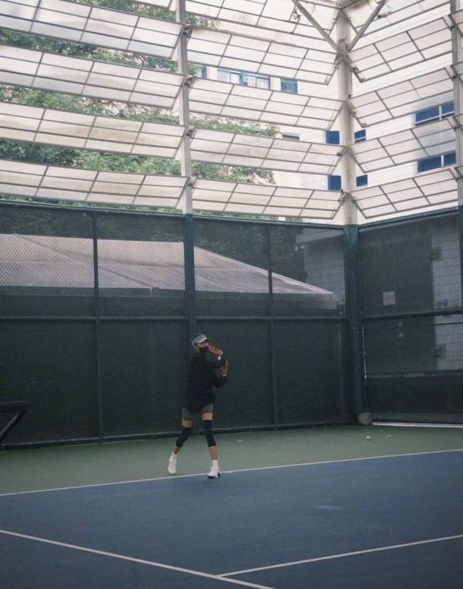 关晓彤穿开通装打网球活力满满 四肢专科长腿吸睛