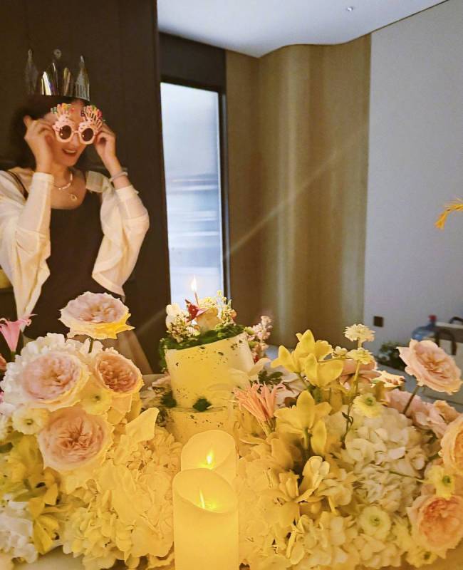 赵丽颖穿针织衫庆祝生日 戴搞怪眼镜可爱俏皮