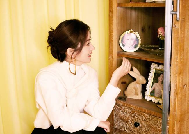 赵丽颖穿针织衫庆祝生日 戴搞怪眼镜可爱俏皮