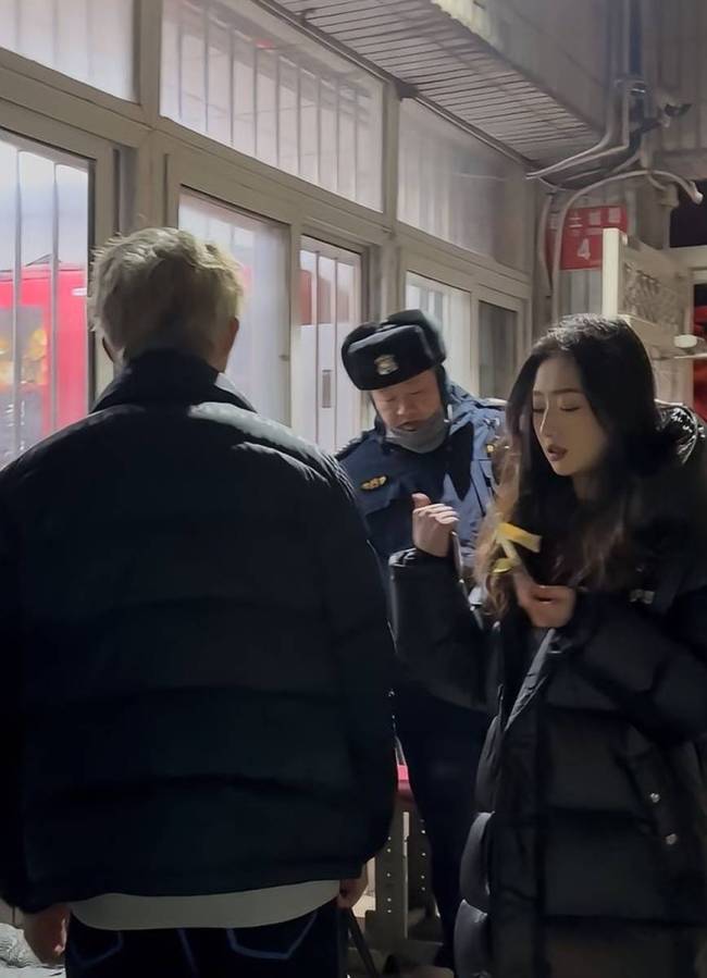 荣梓杉曾被偶遇与女生一起看戏 两人同坐非常低调