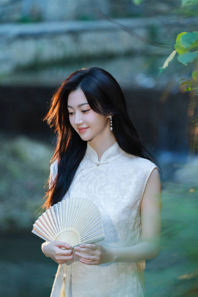 景甜穿白色旗袍气质温婉 手撑油纸伞端庄大气