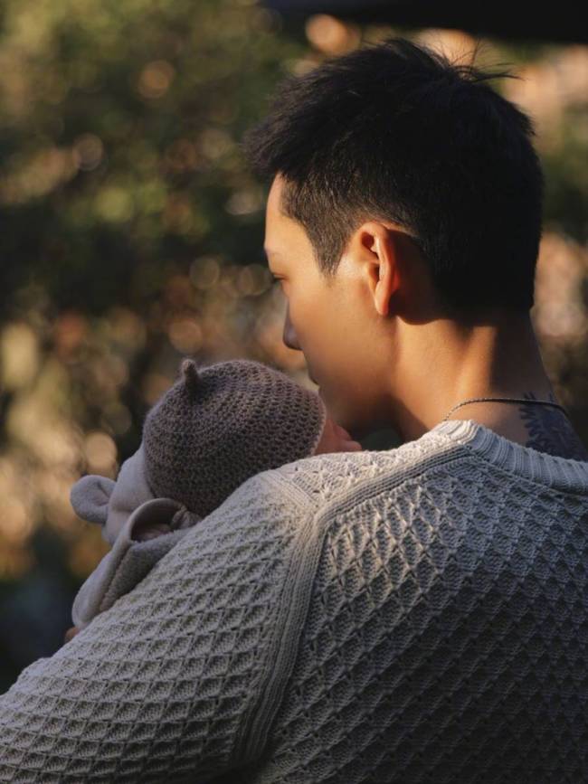 陈伟霆何穗官宣生子喜讯 晒儿子后脑勺超萌