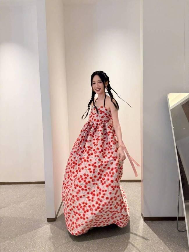 陈乔恩更新美照甜笑迷人！穿抹胸裙大方秀好身材